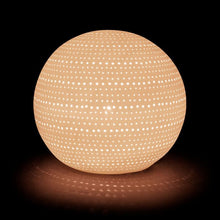Charger l&#39;image dans la galerie, Lampe boule point blanc en porcelaine - Sema Design