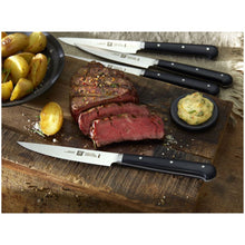 Charger l'image dans la galerie, Couteaux à steak Zwilling Steak-Sets en situation avec viande grillée