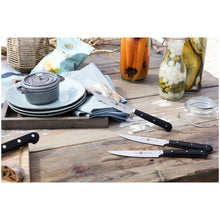 Charger l'image dans la galerie, Couteaux à steak Zwilling Steak-Sets sur une table dressée
