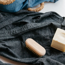 Charger l'image dans la galerie, Brosse à linge Andrée Jardin avec savon détachant
