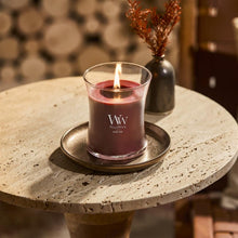 Charger l'image dans la galerie, Bougie Rouge Oud WoodWick allumée - mise en situation