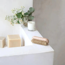 Charger l'image dans la galerie, Brosse à ongles en hêtre ciré Andrée Jardin dans une salle de bain