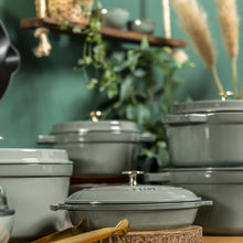 Charger l'image dans la galerie, Cocotte 24 cm, ronde, eucalyptus, fonte - Staub