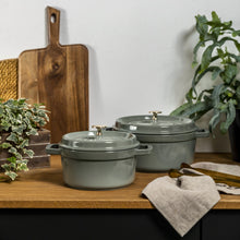 Charger l'image dans la galerie, Cocotte 24 cm, ronde, eucalyptus, fonte - Staub