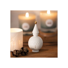 Charger l'image dans la galerie, Lutin Wintermärchen Räder en porcelaine blanche et dorée en ambiance de Noël