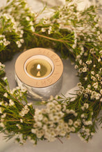Charger l'image dans la galerie, Photophore Silent Night allumé dans une décoration florale