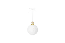 Charger l'image dans la galerie, Boule de Noël Winterzweig Räder en porcelaine blanche et dorée, vue de face