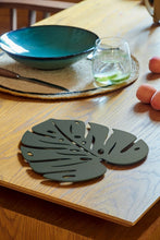 Charger l&#39;image dans la galerie, Dessous de plat Monstera 24*22 cm - Fermob