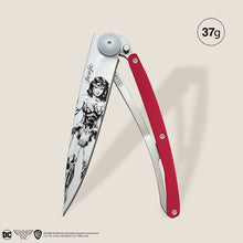 Charger l'image dans la galerie, Couteau Deejo 37 g Wonder Woman en aluminium rouge
