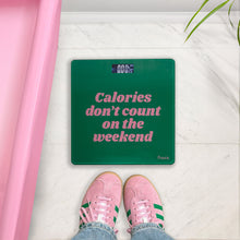 Charger l'image dans la galerie, Balance de bain Fisura Calories don't count on the weekend vue lifestyle