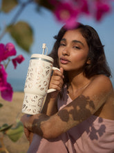 Charger l'image dans la galerie, Travel Cup isotherme Moani Matt Sable 900 ml - Qwetch en situation