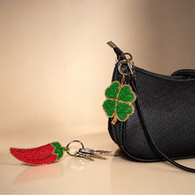 Charger l'image dans la galerie, Porte-clés et charm de sac - Trèfle et clé - vue 2