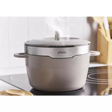 Charger l'image dans la galerie, Cocotte multifonction Pebbly 24 cm grège sur plaque de cuisson