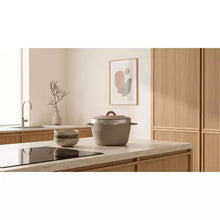 Charger l'image dans la galerie, Cocotte multifonction Pebbly 24 cm grège en cuisine