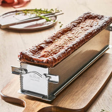 Charger l'image dans la galerie, Moule à pâté en croûte perforé Geoforme De Buyer en cuisson