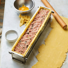 Charger l'image dans la galerie, Préparation d’un pâté en croûte dans le moule Geoforme De Buyer