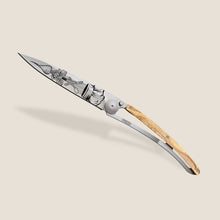 Charger l'image dans la galerie, Couteau Deejo 37 g Titane Olivier motif Chef ouvert