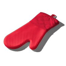 Charger l&#39;image dans la galerie, Gant de cuisine en silicone rouge - Oxo