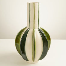 Charger l'image dans la galerie, Vase boule Larry vert 38 cm - Drimmer