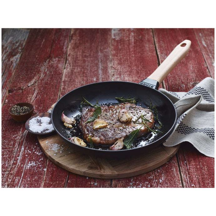 Poêle avec poignée en bois 24 cm, Fonte noir mat - Staub