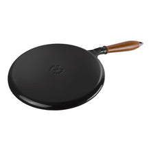 Charger l'image dans la galerie, Crêpière avec poignée en bois 28 cm fonte noir mat - Staub