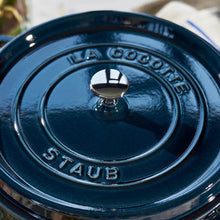 Charger l&#39;image dans la galerie, Cocotte 26 cm ronde La mer, fonte - Staub