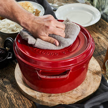 Charger l&#39;image dans la galerie, Cocotte 22 cm ronde, cerise, fonte - Staub