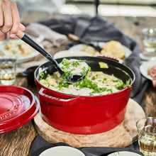 Charger l&#39;image dans la galerie, Cocotte 22 cm ronde, cerise, fonte - Staub