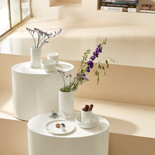 Charger l'image dans la galerie, Collection Porcelain Stories Räder avec vase Dog Sitting