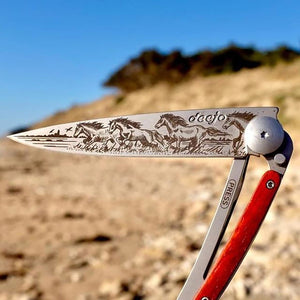 Couteau de poche 37g, bois corail / Chevaux sauvages - Deejo